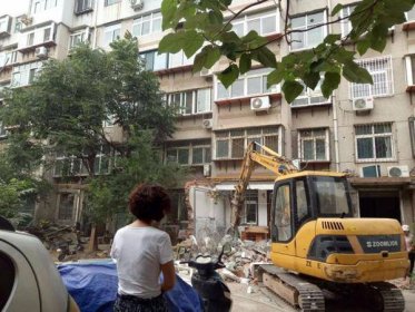 濟南六里山街道拆除約800平米違建 預計3天拆完